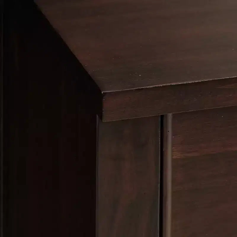 Commode d'appoint en bois de style ferme avec pieds tournés